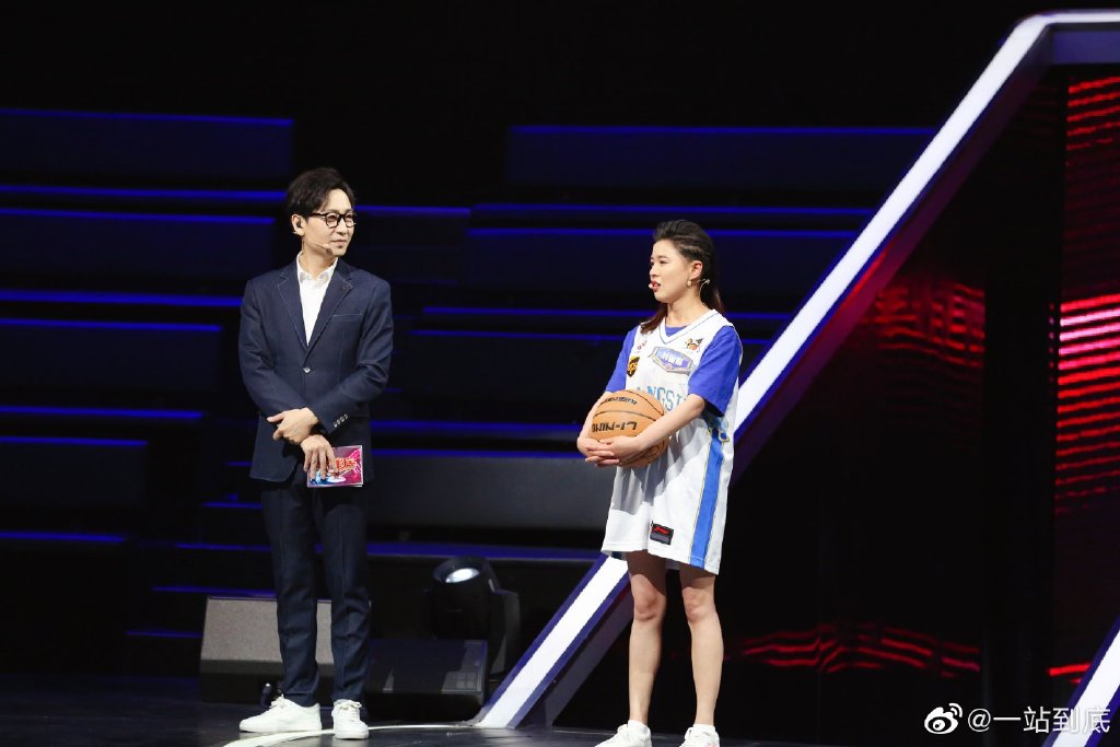 江苏援鄂护士穿肯帝亚男篮球衣 参加《一站到底》(图)