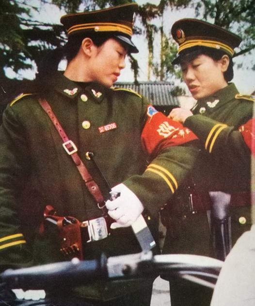 89式警服,1990年5月1日起开始换装,新配白色衬衣和带有公安标志的红色