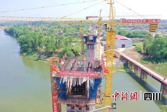 自贡市2019年GDP组成_自贡市72年出生的美女