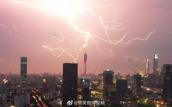 『强雷雨』太震撼了！，闪电击中广州塔瞬间