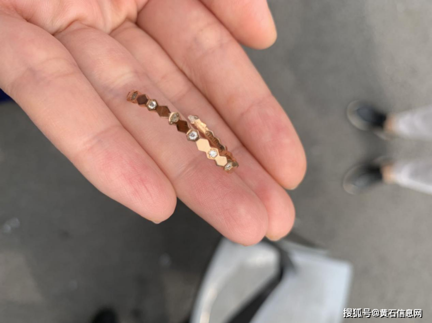 女孩被万元婚戒咬手消防巧取戒指解救