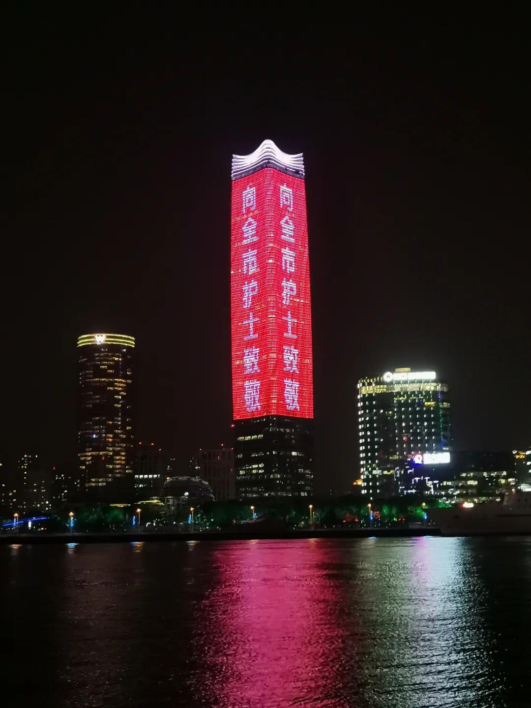 疫情向好护士比心！上海这些地标今晚为护士们亮屏亮灯