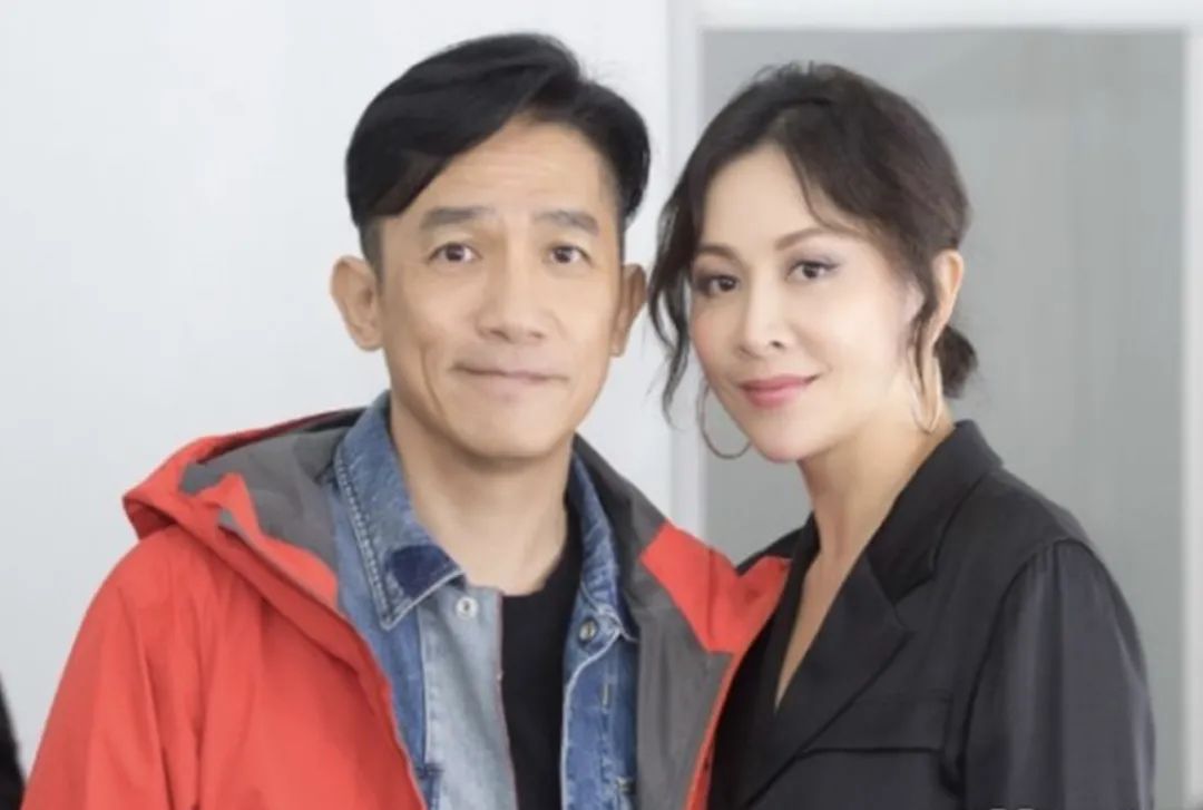 恭喜！52岁苏玉华结束24年爱情长跑，与男友潘灿