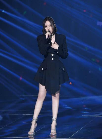 张靓颖现场黑色裙子 ec23fc5f6761459d9a142176d54c25dc.jpeg