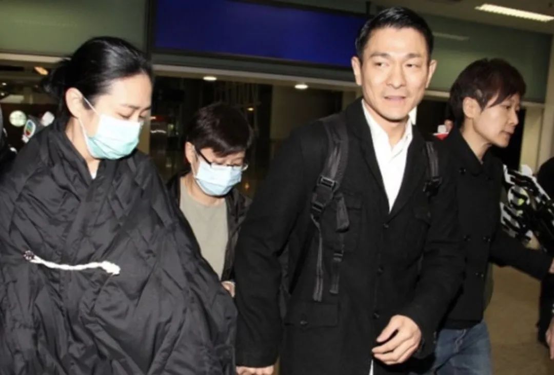 恭喜！52岁苏玉华结束24年爱情长跑，与男友潘灿