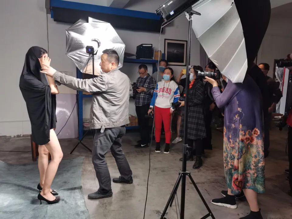 创作指导:由专业老师做现场指导,在启发式创作指导的同时,给予摄影爱