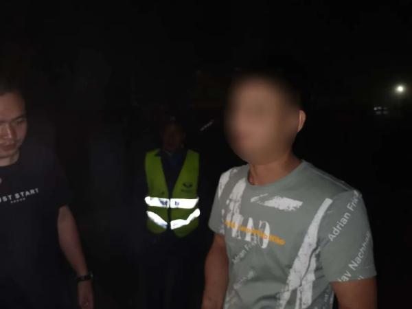 老婆一脚油门溜了!男子凌晨步行高速路16公里“追老婆”