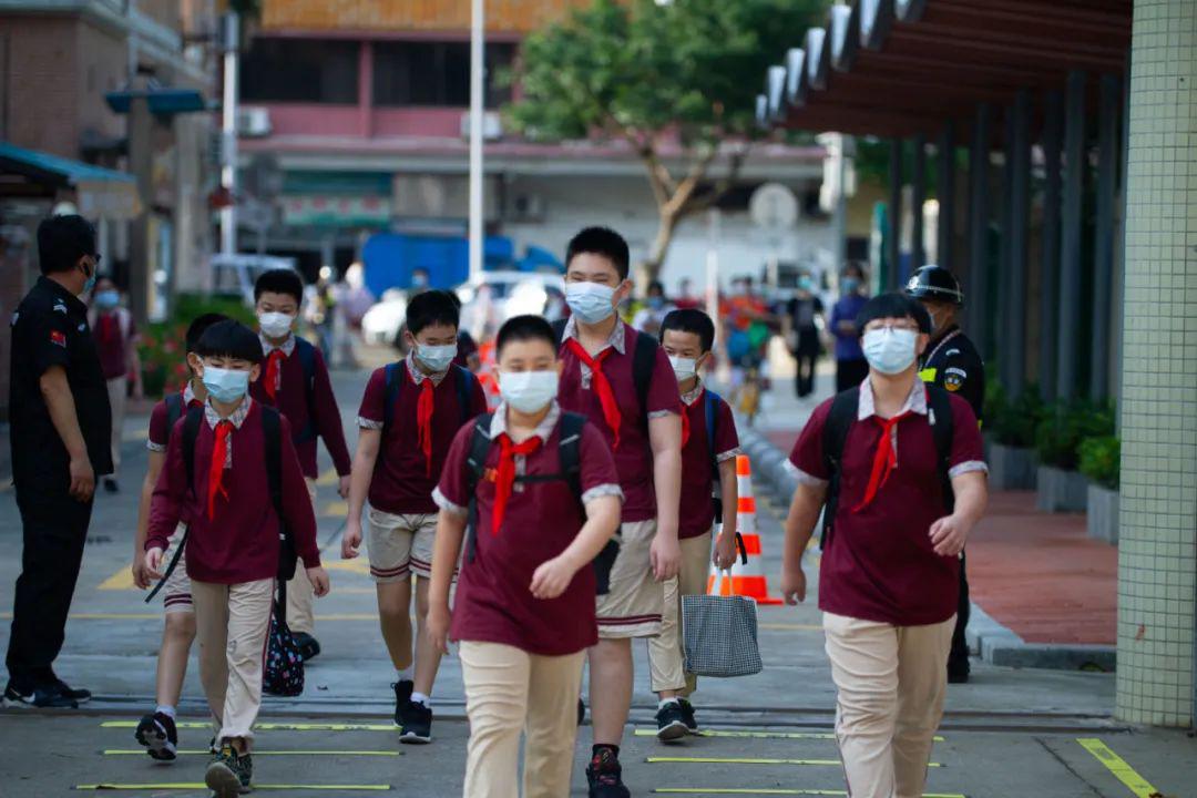珠海大波学生返校!学校里可以不戴口罩了