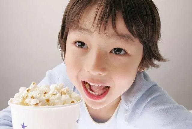 孩子■长大后怎么样了？两种结局，看了挺同情从小被禁止吃零食的小孩