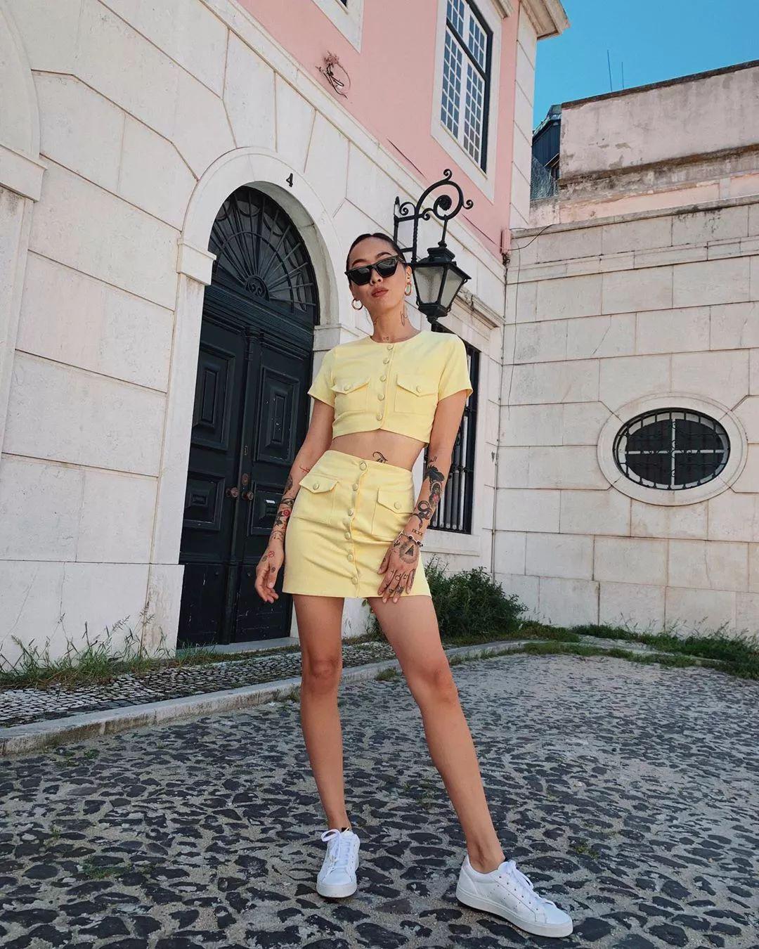 运动鞋就是美得不一样！今夏“裙子+运动鞋”这样穿