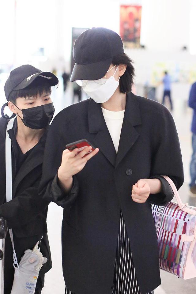 睡裤蛮腰长腿看不见剪了短发的乔欣太低调！西装下搭条睡裤就出门