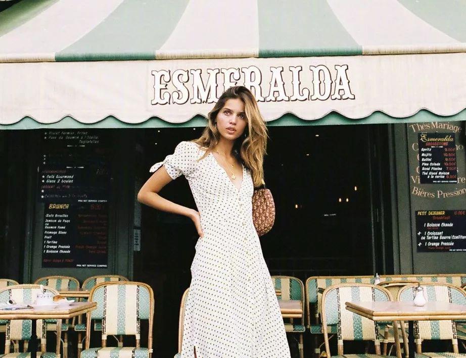 运动鞋就是美得不一样！今夏“裙子+运动鞋”这样穿