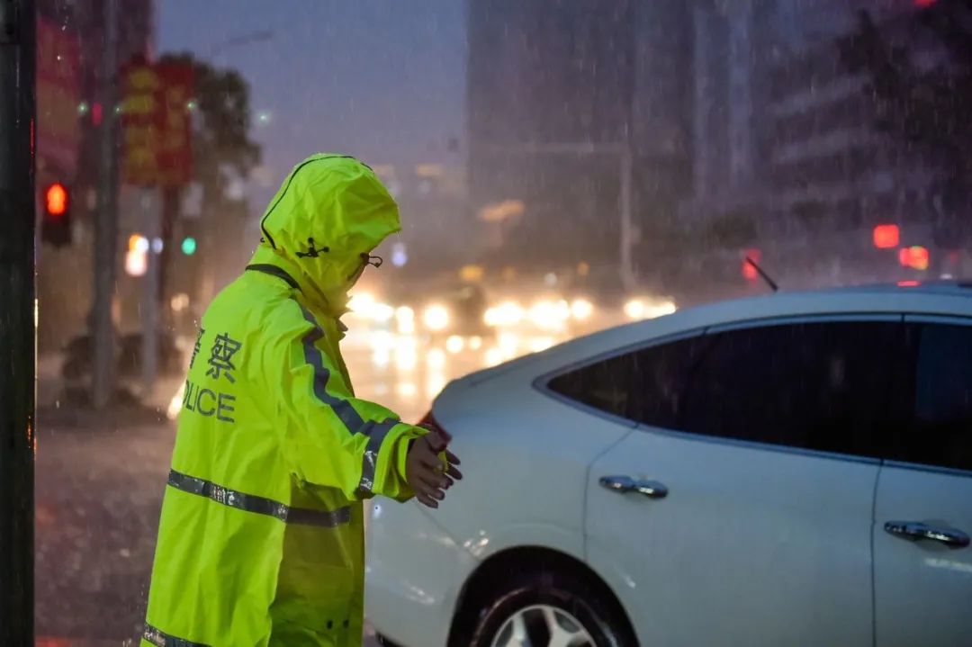 面对突如其来的降雨,交通警察始终坚守一线,认真履行交通警察职责