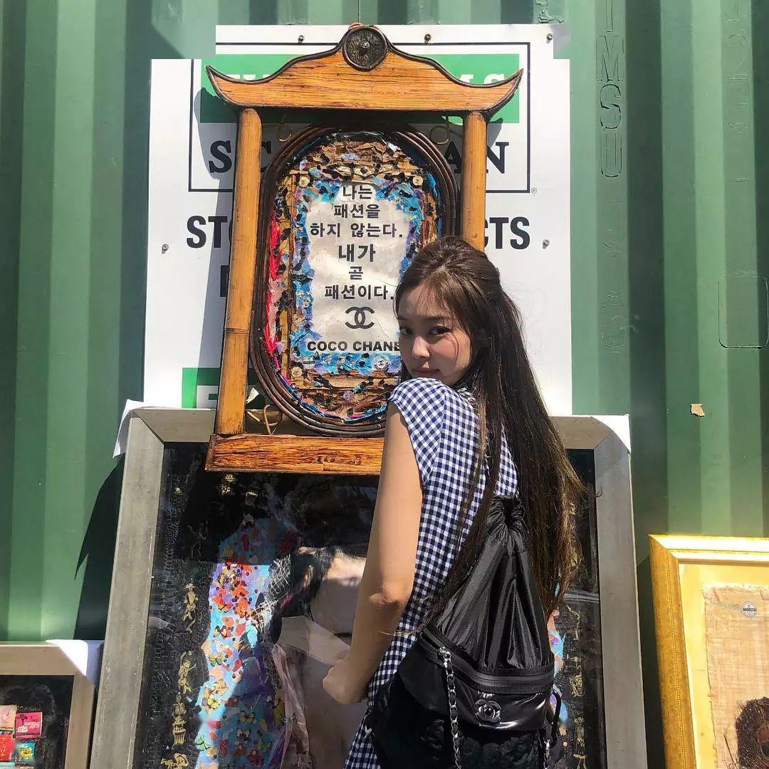 运动鞋就是美得不一样！今夏“裙子+运动鞋”这样穿