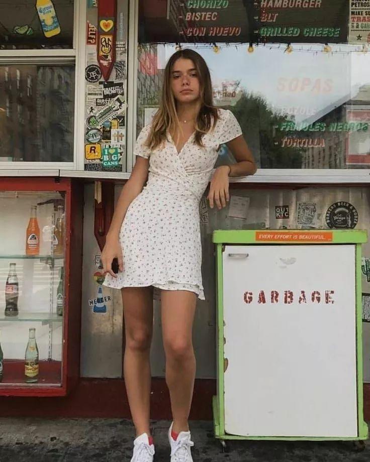 运动鞋就是美得不一样！今夏“裙子+运动鞋”这样穿