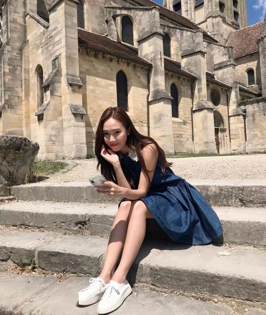 运动鞋就是美得不一样!今夏“裙子+运动鞋”这样穿