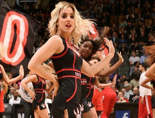 nba啦啦队的不成文规定,上场表演禁止穿内衣,你怎么看