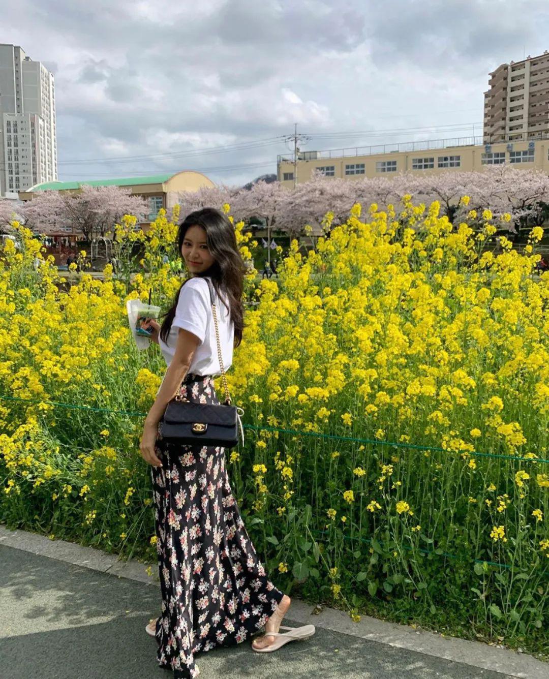 风衣夏天这样穿搭美炸了!T恤穿搭:扔掉你的旧T恤!这30件少女风T恤