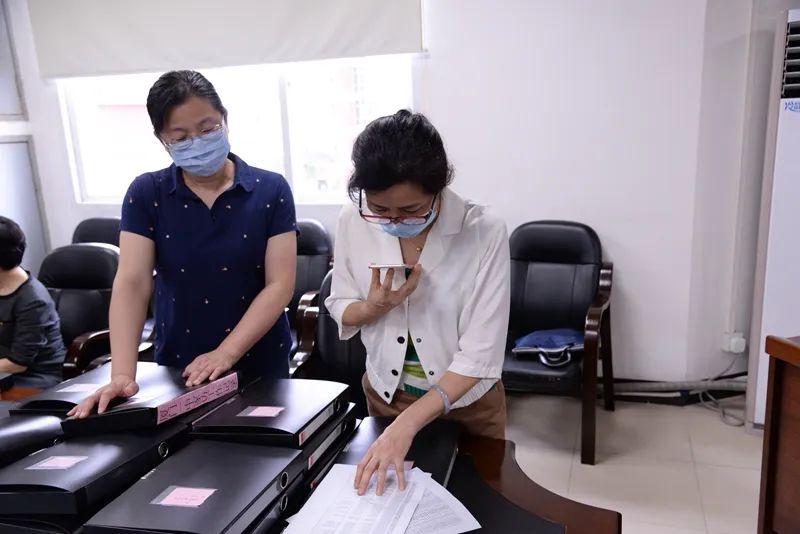 市教育局机关党委专职副书记刘伟玲通过电话向学生家长了解班主任线上