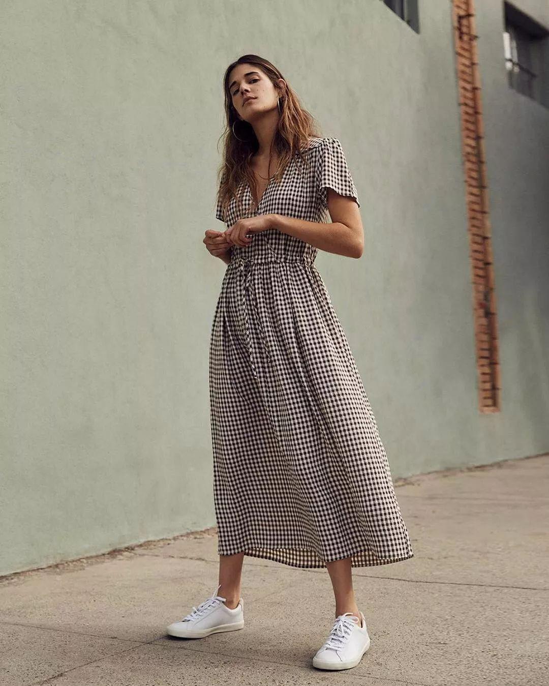 运动鞋就是美得不一样！今夏“裙子+运动鞋”这样穿