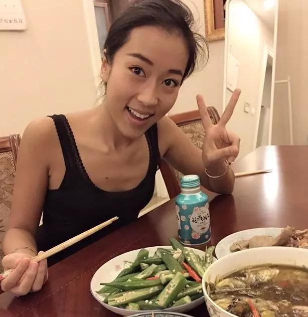 化妆素颜五官精致和上妆误差，天然的美女！吉克隽逸就没必要化妆了