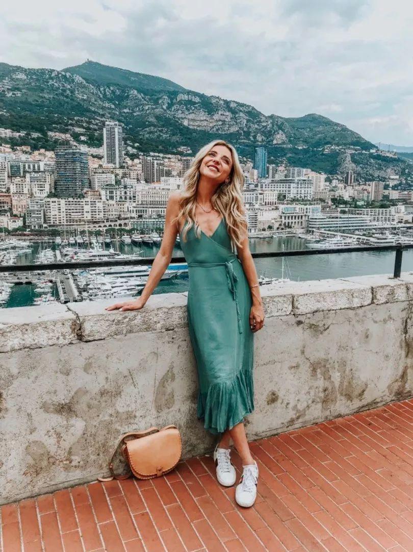 运动鞋就是美得不一样！今夏“裙子+运动鞋”这样穿