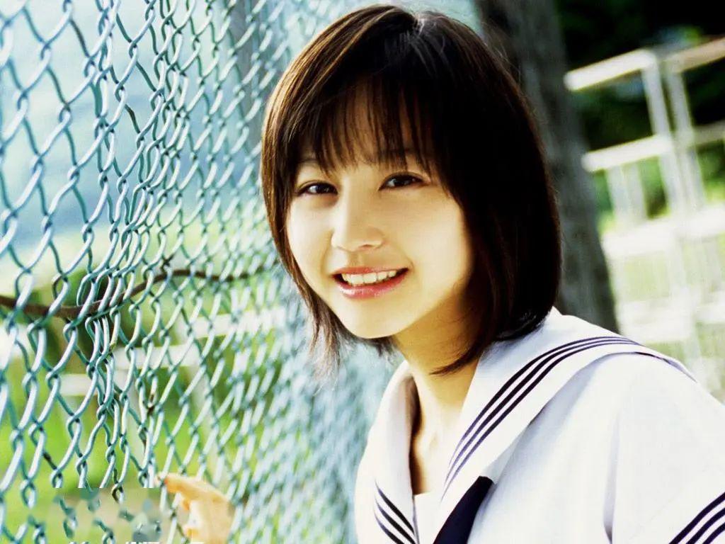 却没想到等来的却是堀北真希隐退的消息。在巅峰时期,还不到30岁的堀北真希决定放弃自己的事业