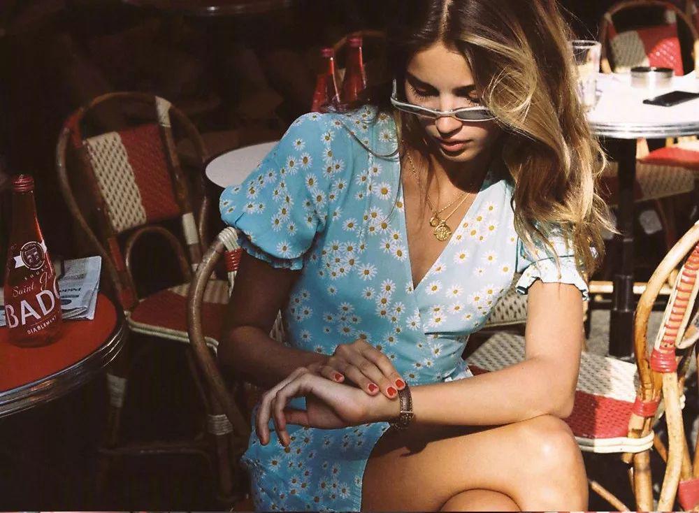 运动鞋就是美得不一样！今夏“裙子+运动鞋”这样穿