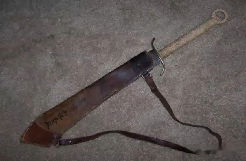日军掳获的完整的中国大刀,皮质刀鞘上写有日军的姓名.