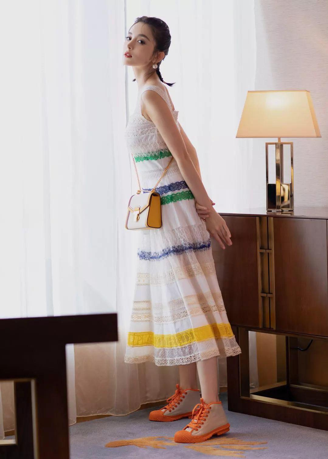 运动鞋就是美得不一样！今夏“裙子+运动鞋”这样穿