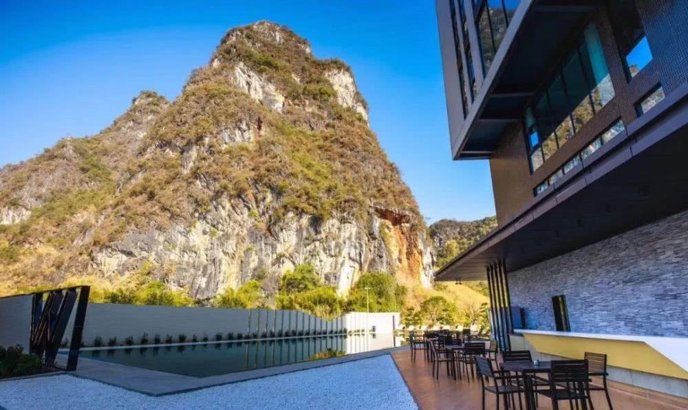 人均200住进英德"空中汤泉"民宿,看英西峰林,游山景泳池,躺床上看山水