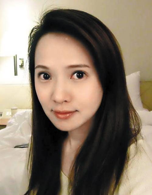 52岁伊能静近照曝光!穿着打扮似少女,曾向小10岁老公下跪求婚