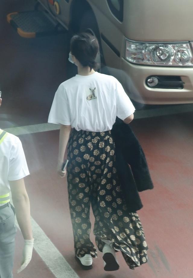 周冬雨效果意外周冬雨太随性了！穿卡通T搭条＂奶奶裤＂走机场