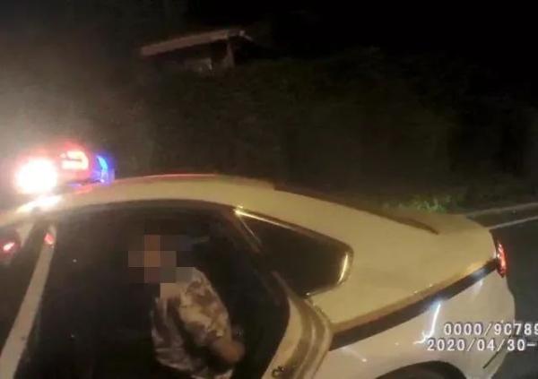 就看了一眼！厦门民警锁定涉嫌组织卖淫的网上