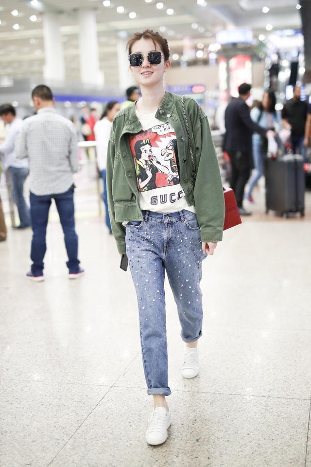 睡裤蛮腰长腿看不见剪了短发的乔欣太低调！西装下搭条睡裤就出门