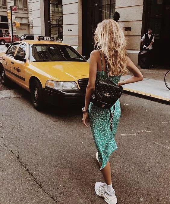 运动鞋就是美得不一样！今夏“裙子+运动鞋”这样穿