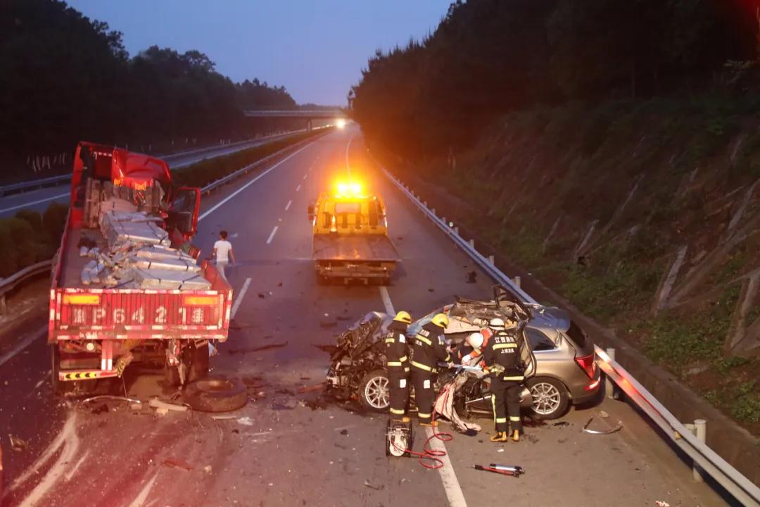 5月12日凌晨4时,沪昆高速弋阳县境内578公里处发生车祸,一人被困.