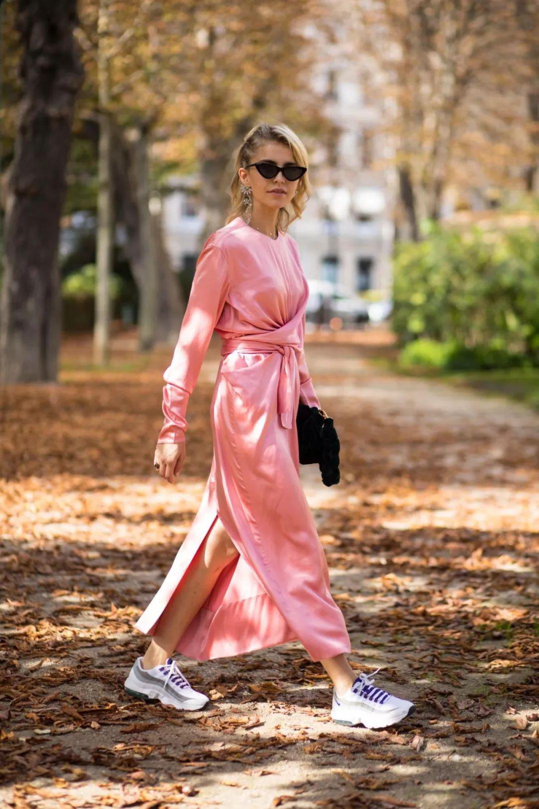 运动鞋就是美得不一样！今夏“裙子+运动鞋”这样穿