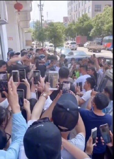 杨幂片场遭代拍恶意拍摄，拍女生裙底实在太过