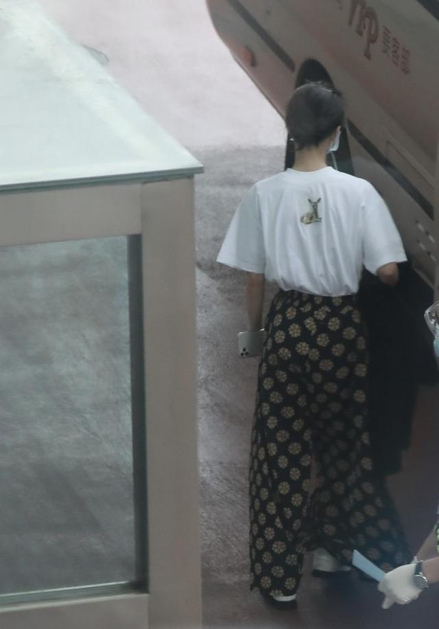 周冬雨效果意外周冬雨太随性了！穿卡通T搭条＂奶奶裤＂走机场