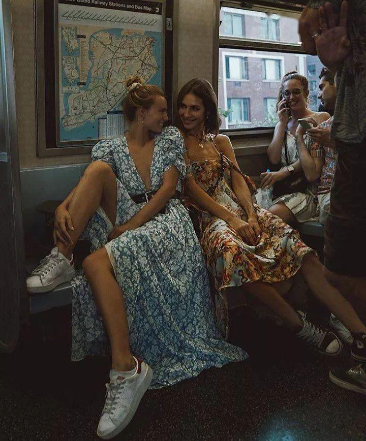 运动鞋就是美得不一样！今夏“裙子+运动鞋”这样穿