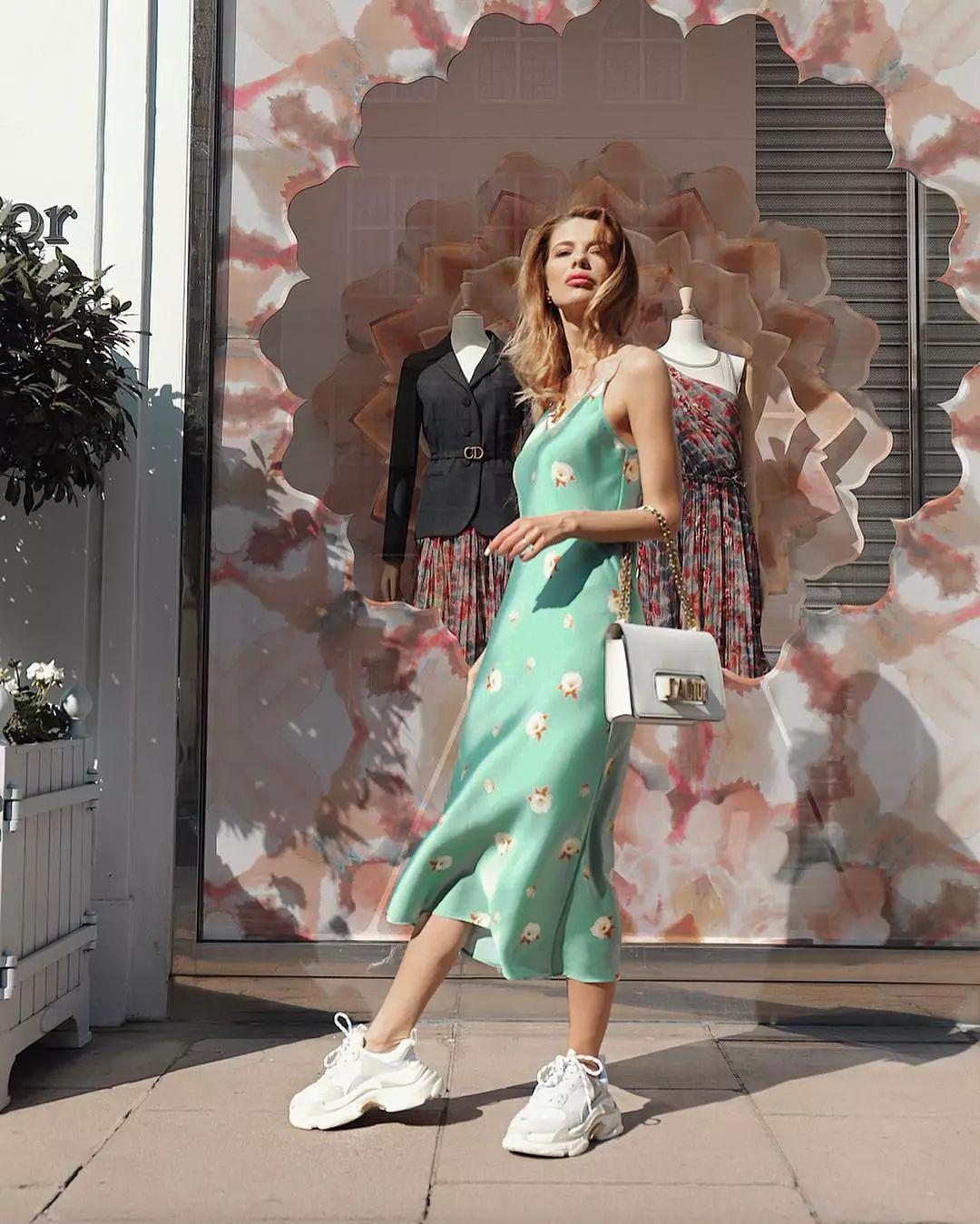 运动鞋就是美得不一样！今夏“裙子+运动鞋”这样穿