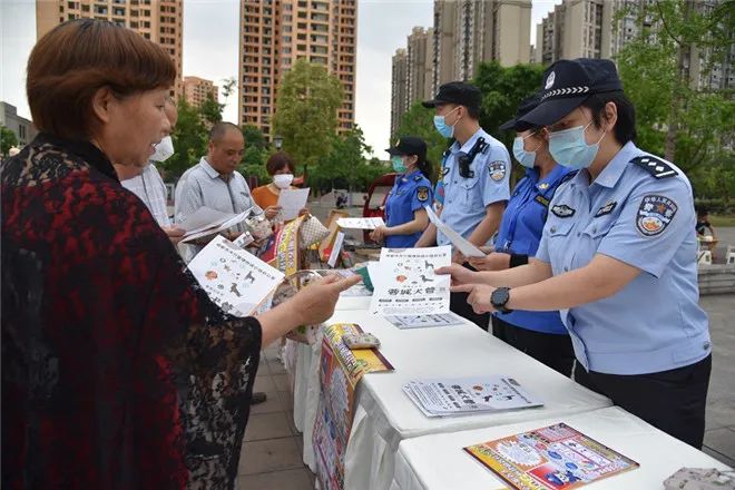 「大爷」狗被大爷踹上了天！，狗又替人背黑锅…北京女子不牵绳