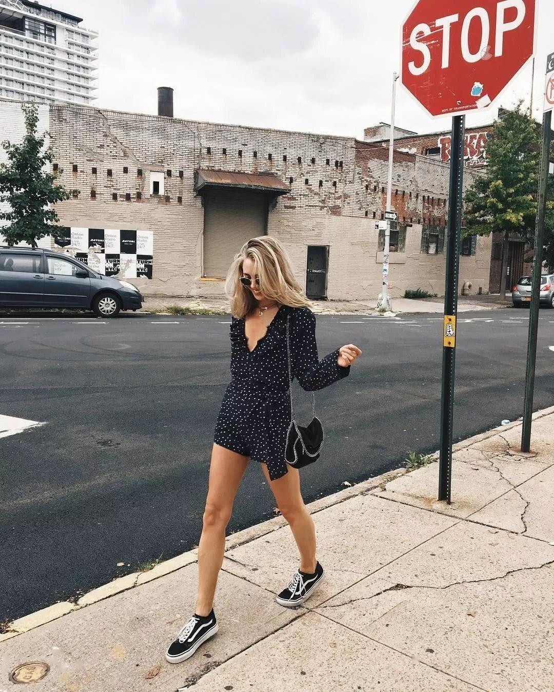 运动鞋就是美得不一样！今夏“裙子+运动鞋”这样穿