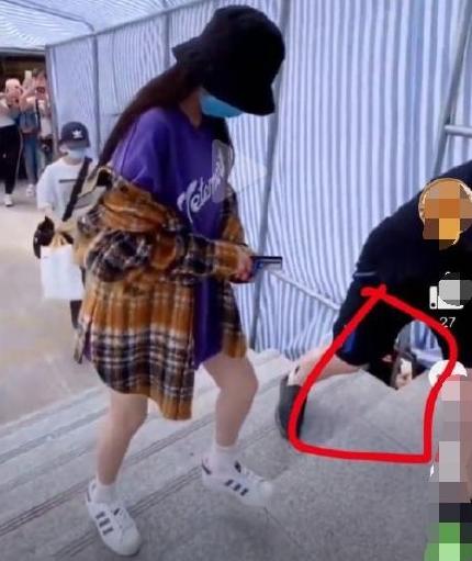 杨幂片场遭代拍恶意拍摄，拍女生裙底实在太过