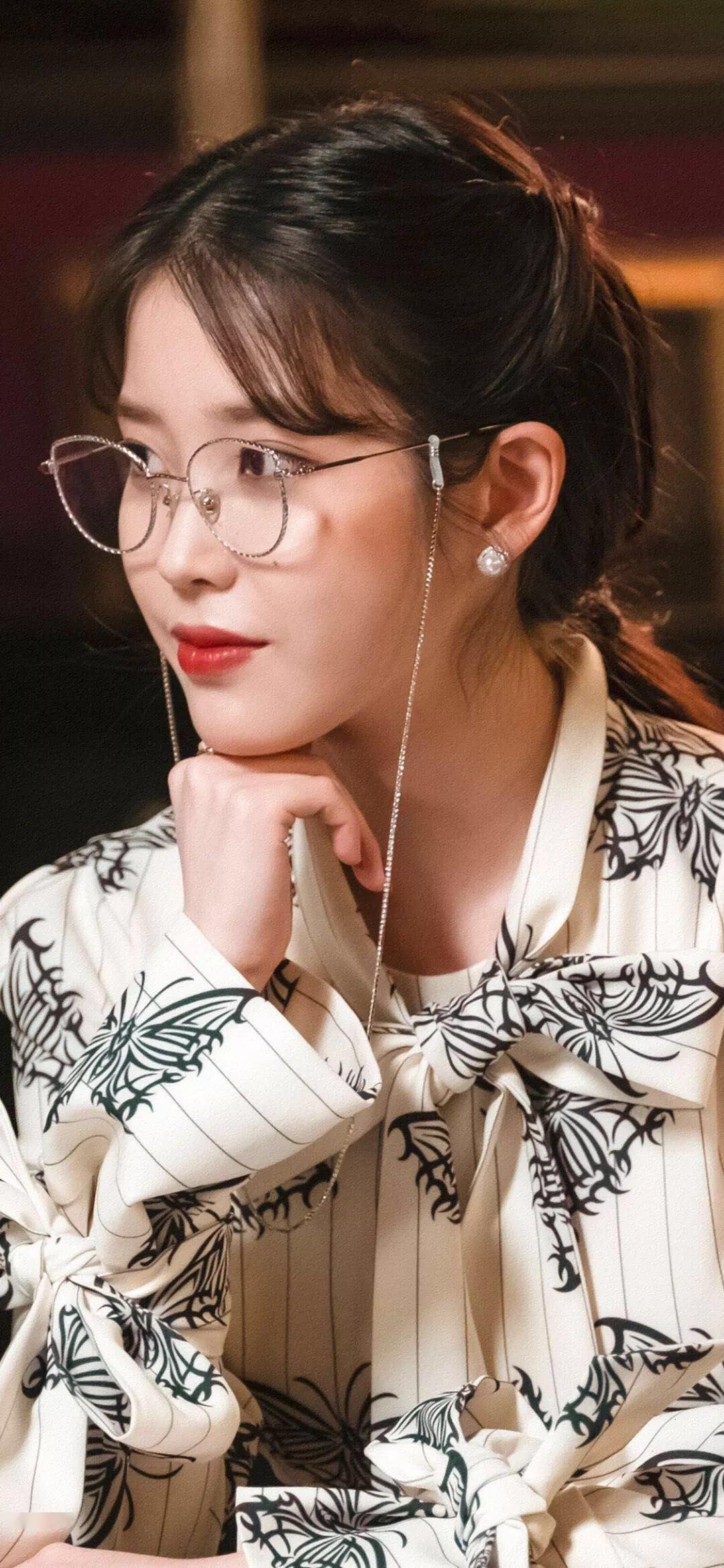 iu获最适合戴眼镜的女艺人投票榜单第二位