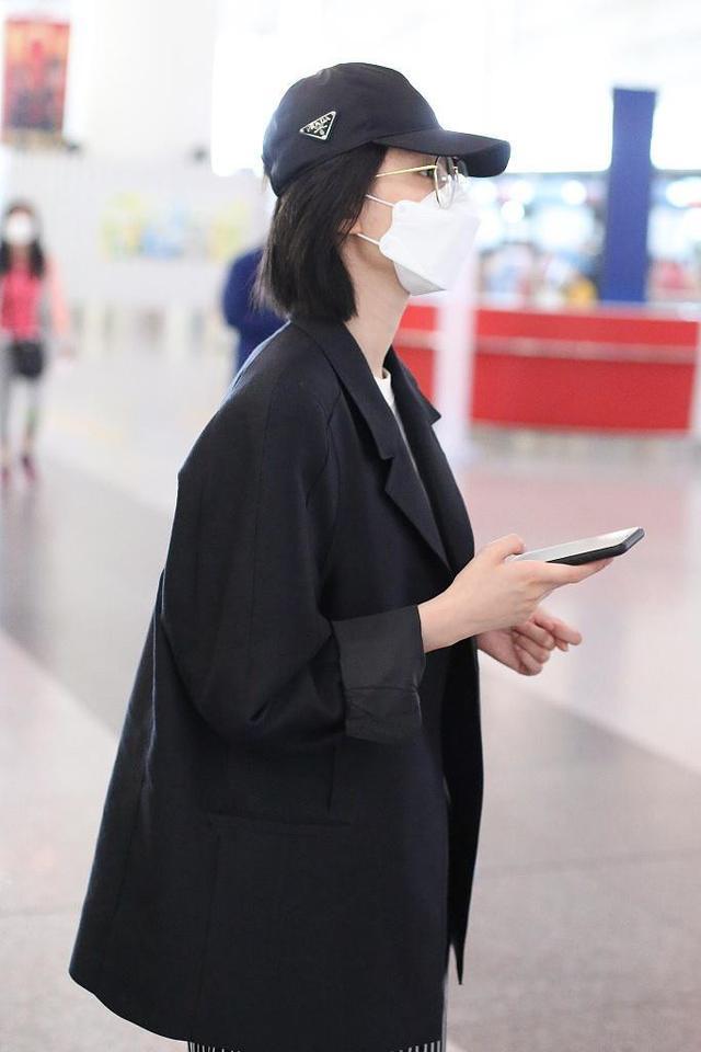 睡裤蛮腰长腿看不见剪了短发的乔欣太低调！西装下搭条睡裤就出门