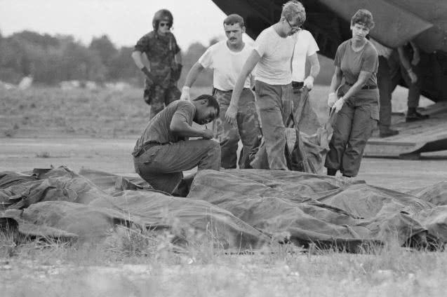 美国史上最大规模自杀，900多人排队喝下毒药