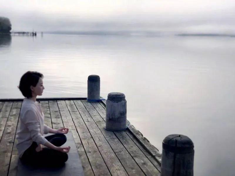 早上到湖边静坐冥想,关照内心,觉察呼吸,与自己相处.