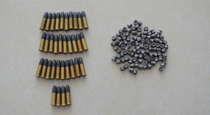 6mm口径枪子弹34发,汽枪铅弹100发;4月30日,阿拉腾敖包边境派出所民警
